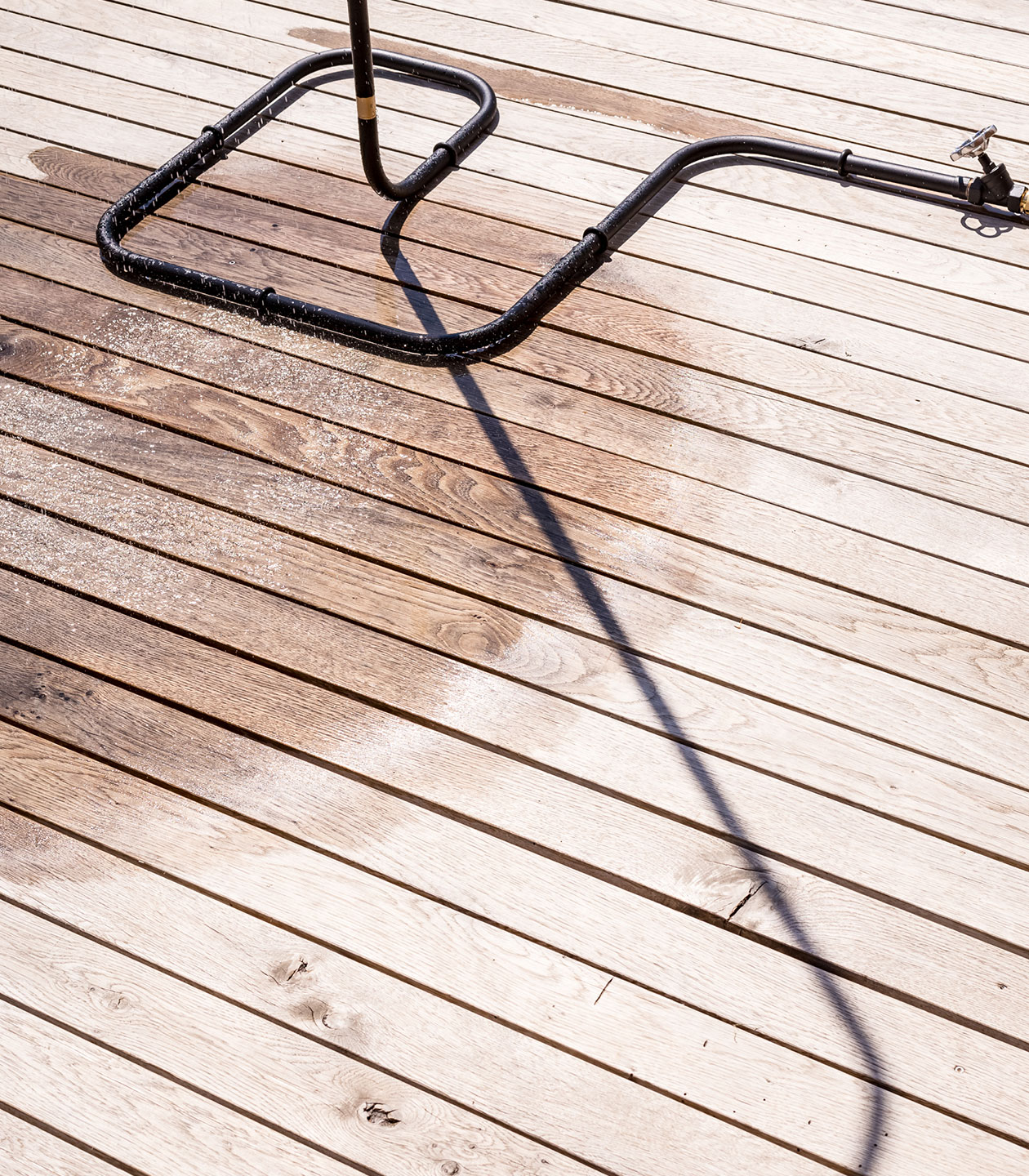 Die Gartendusche auf einer Terrasse
